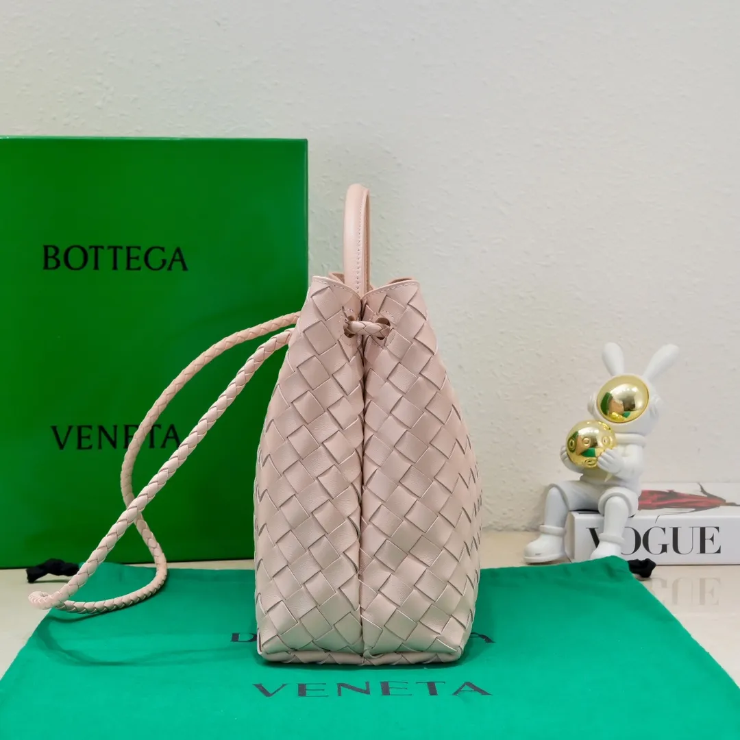 The 2023 new Andiamo batch of 2260 BV has been shipped‼ ️Really popular🔥The new Andiamo woven handbag launched by Bottega Veneta this season is really popular all over the world! ! Celebrities at home and abroad have worn it, and Oscar-winning actress Michelle Yeoh has taken it out on the street. Song Jia, Trai Yara, Yu Feihong, Sanji Ayaka, Rosie Hunting-Whiteley, Yoshioka Riho, etc. have all picked up this bag. It is classic and versatile, showing off its temperament, and the bag capacity is also large, which is very convenient for daily commuting! ! A variety of carrying methods, the shoulder straps can be adjusted by yourself, the original lambskin feels soft and delicate, and the unisex style breaks gender boundaries and brings a more practical and longer-lasting use experience. Andiamo, which has both elegant and casual styles, perfectly interprets the true appearance of "fashionable old money style". Style number: 8463 Size: 32*24*12